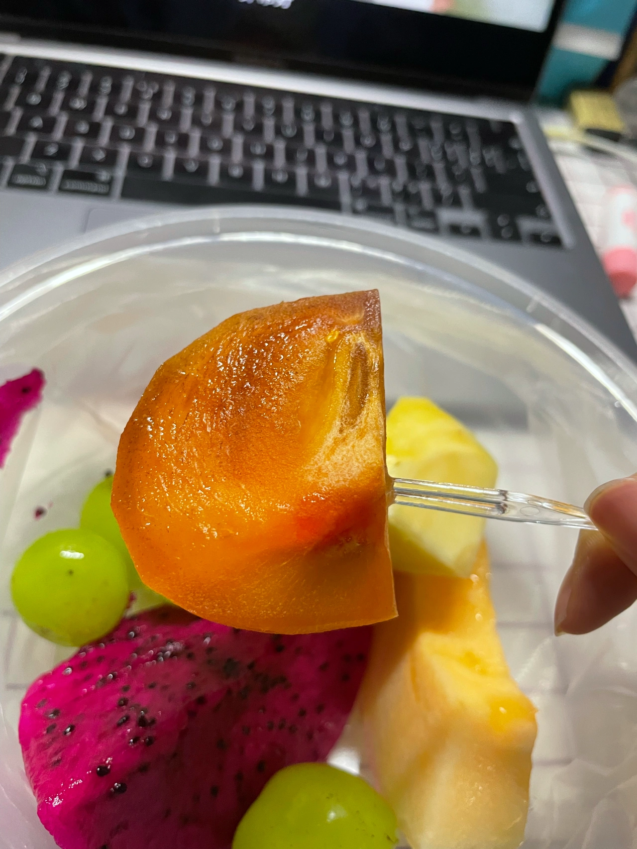外卖水果加餐(这个原来是柿子在家的时候，这个品种，好像不是冻柿子就是柿饼)-喵神素材库