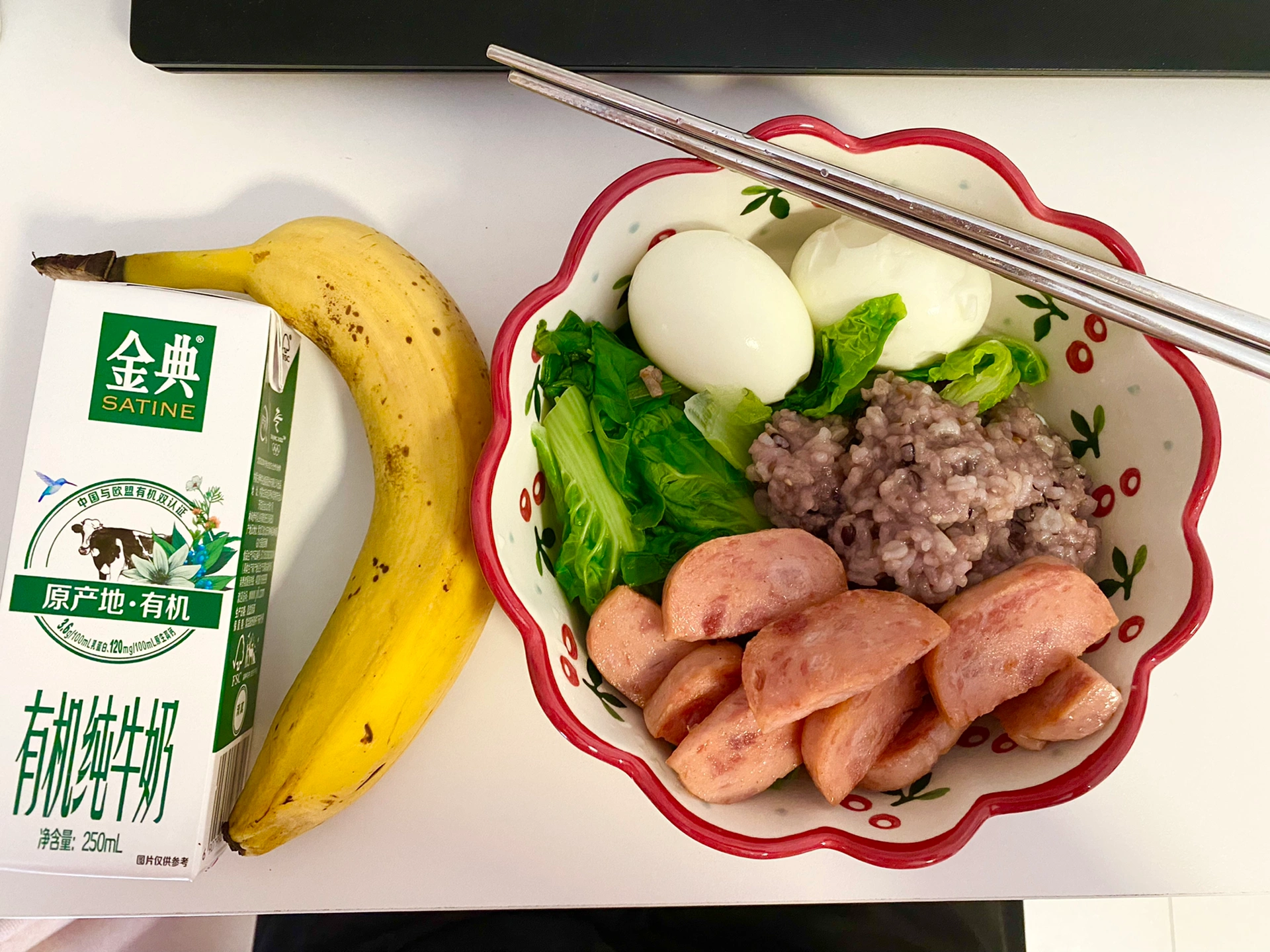早餐美食面包水果牛奶煎蛋水煮蛋(真的听我说保持身材一定要靠运动你总不可能一辈子节食吧重点是好看你做这件事真正的意义和目的我是朝五晚九坚持运动都是为了让自己有个健康的身体良好的习惯继续加油喽)-喵神素材库
