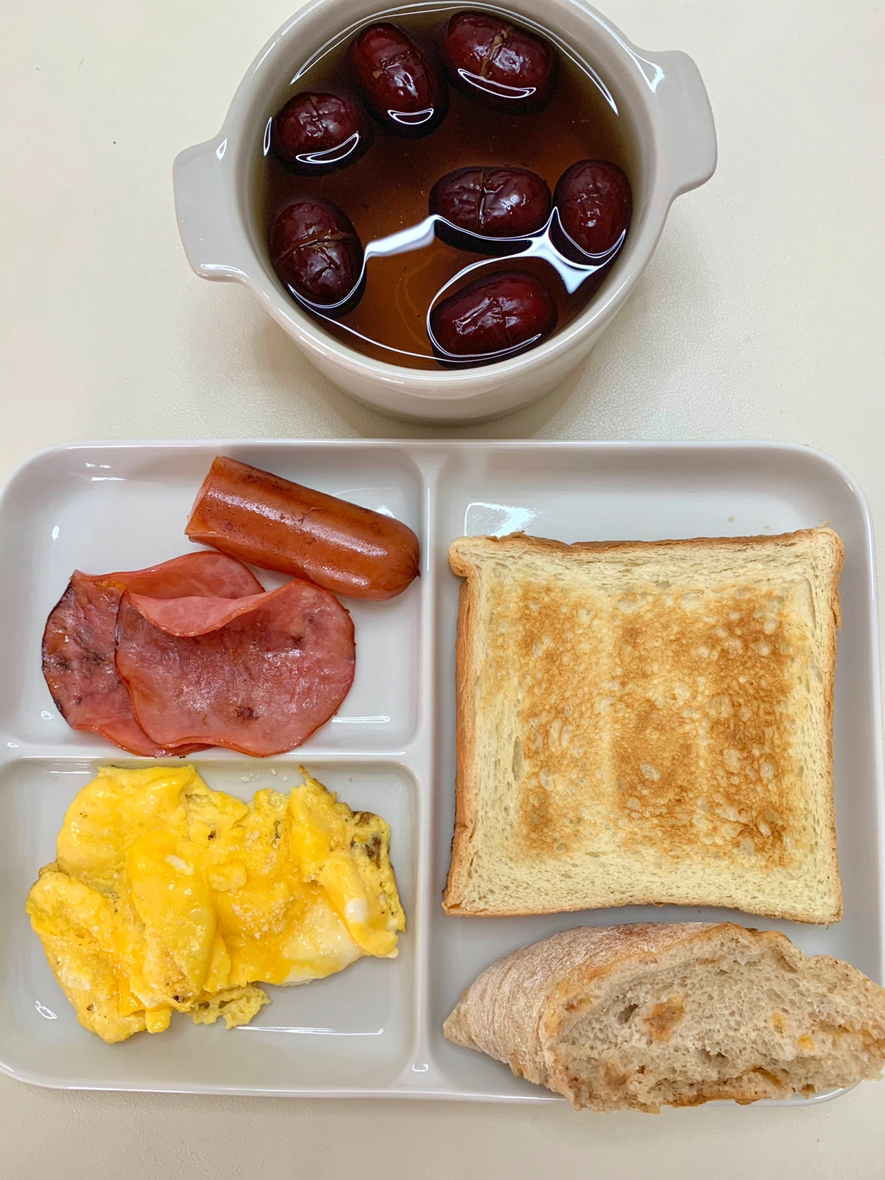 早餐美食面包水果牛奶煎蛋水煮蛋(周一的早晨来碗元气汤七个红枣煮开后倒入焖烧杯放一晚上第二天早上起来是正好可以喝的温度\\t海盐吐司牛乳恰巴塔芝士肠低脂火腿片滑蛋\\t)-喵神素材库