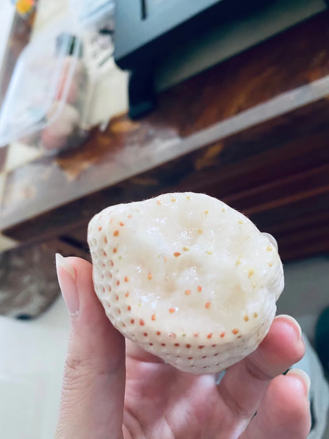 水果草莓采摘(白色系列的草莓真的很赏心悦目呢 )-喵神素材库