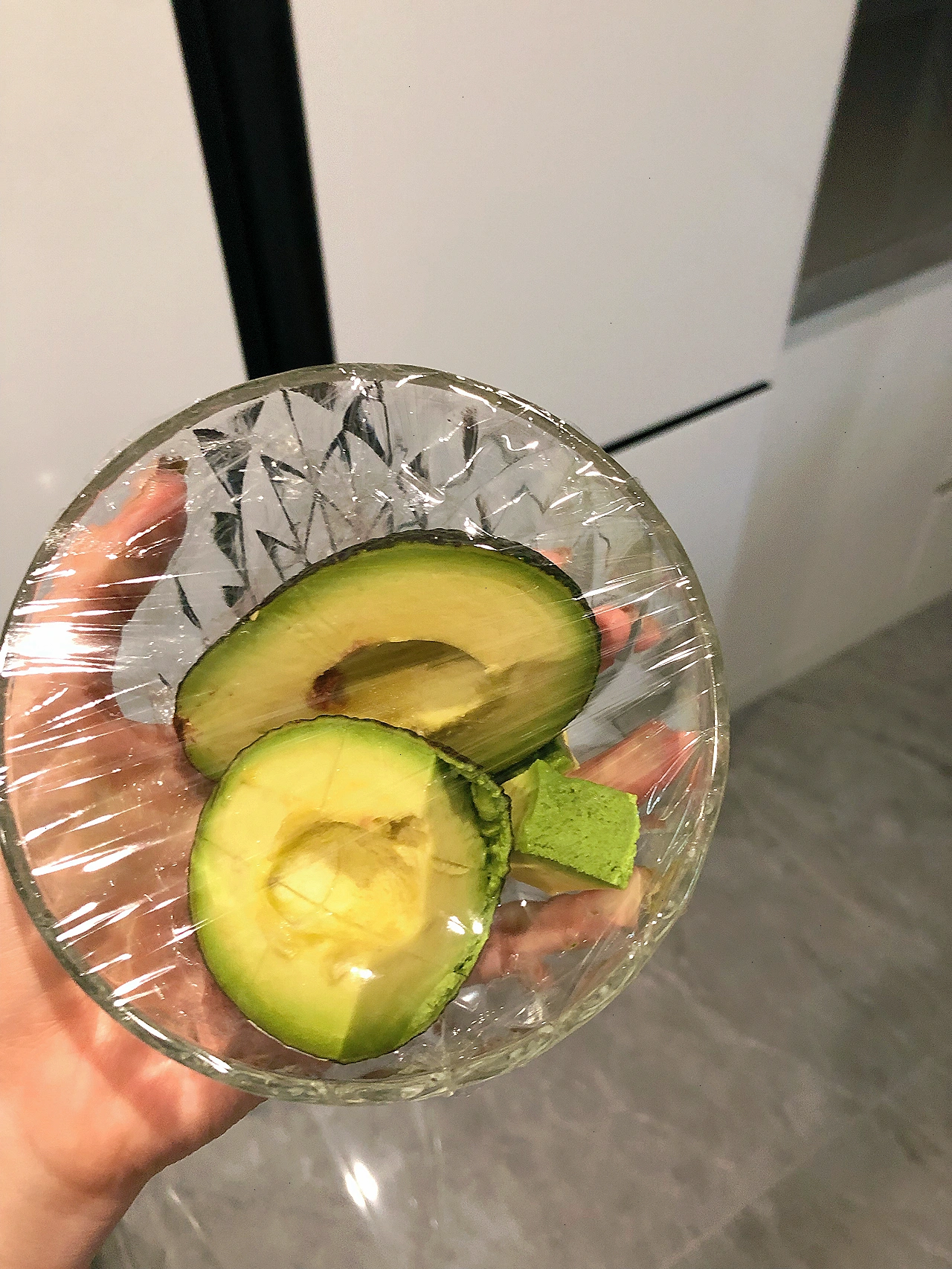 水果牛油果冰箱碗(开了没熟透封起来放冰箱里能不能行呀)-喵神素材库