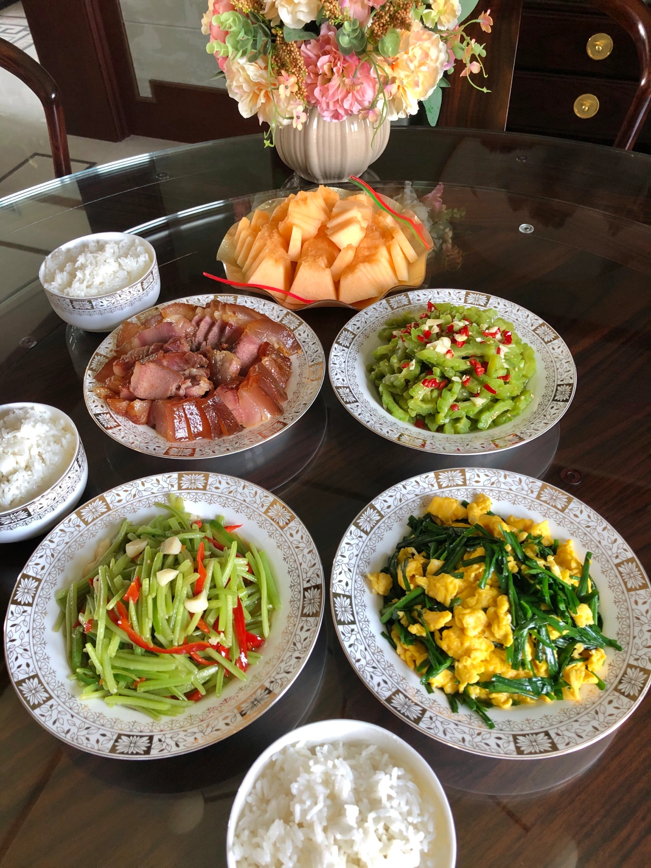 美食自己做饭家常菜水果(鸡翅腌制：放入新奥尔良调味料、蜂蜜、色拉油，建议腌制时间大于2小时；将腌制好的鸡翅放入铺好锡纸的烤盘，再刷一层蜂蜜。今天的鸡翅放在烤箱忘了没有及时拿出来，卖相不是太好！依然非常好吃！ )-喵神素材库
