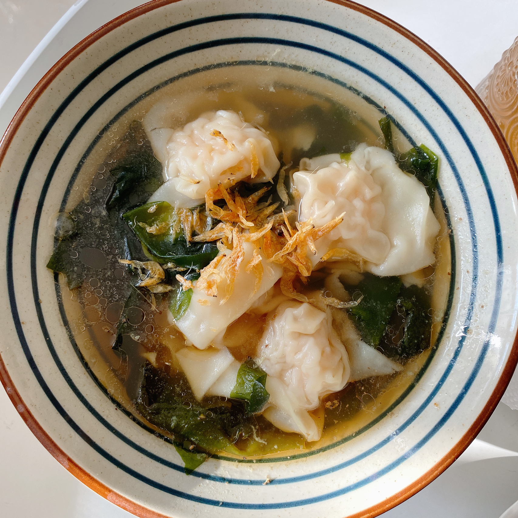 自己做饭早餐减脂混沌面包水果水杯果汁( 很多人不需要再见，因为只是路过而已，遗忘就是我们给彼此最好的纪念。)-喵神素材库
