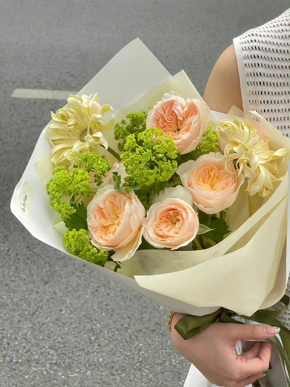 鲜花水果读书美女锁骨(小火慢熬的粥没遇到过,掺水夹生的饭反倒不少。 ​​ )-喵神素材库