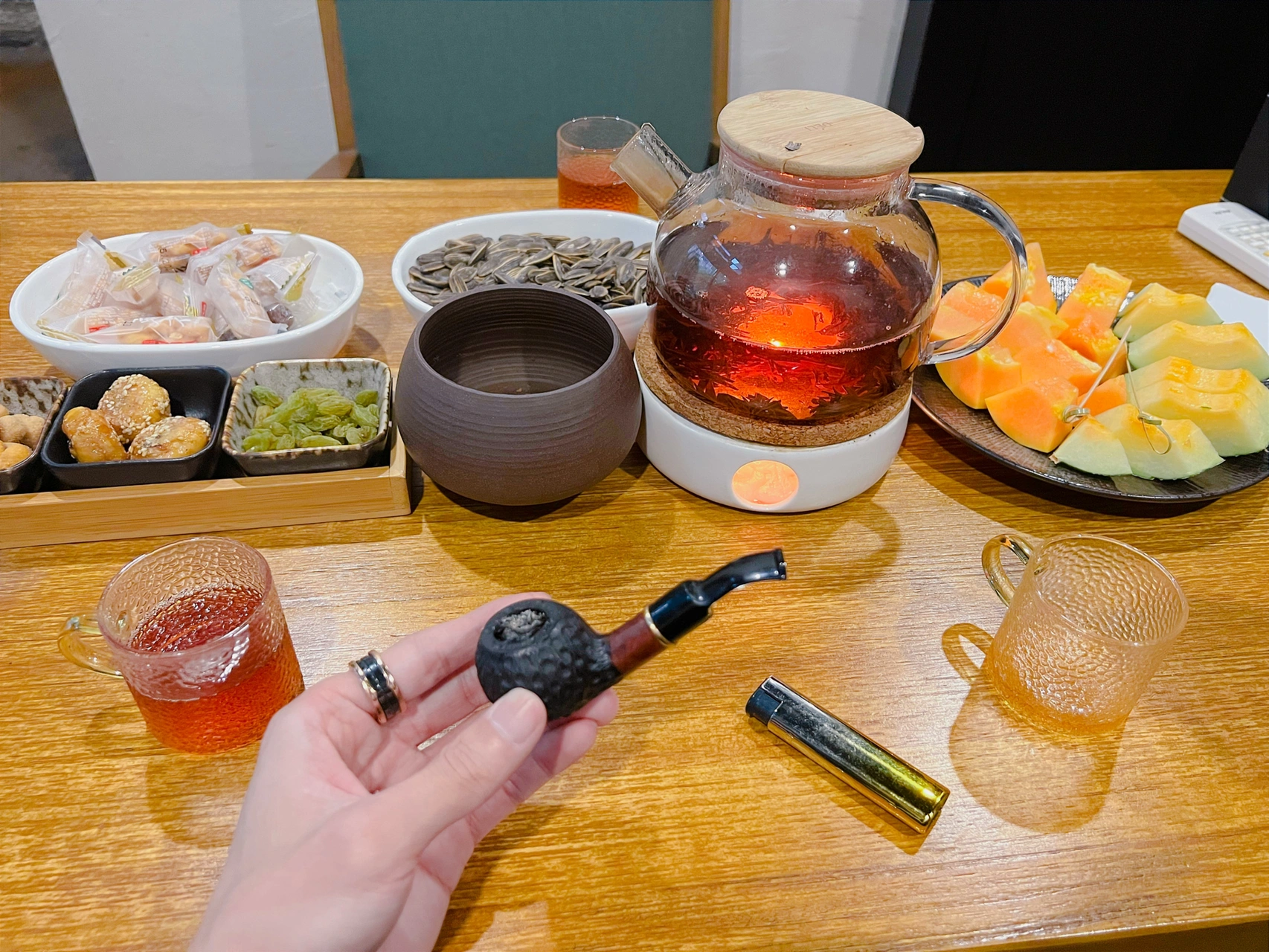 下午茶烟斗干果水果水杯绿植竹子树( 人性的丑陋之处就是，明明自己揣着私心却苛求别人大度，有些谎言杀人不见血，有些伤害足以诛心)-喵神素材库