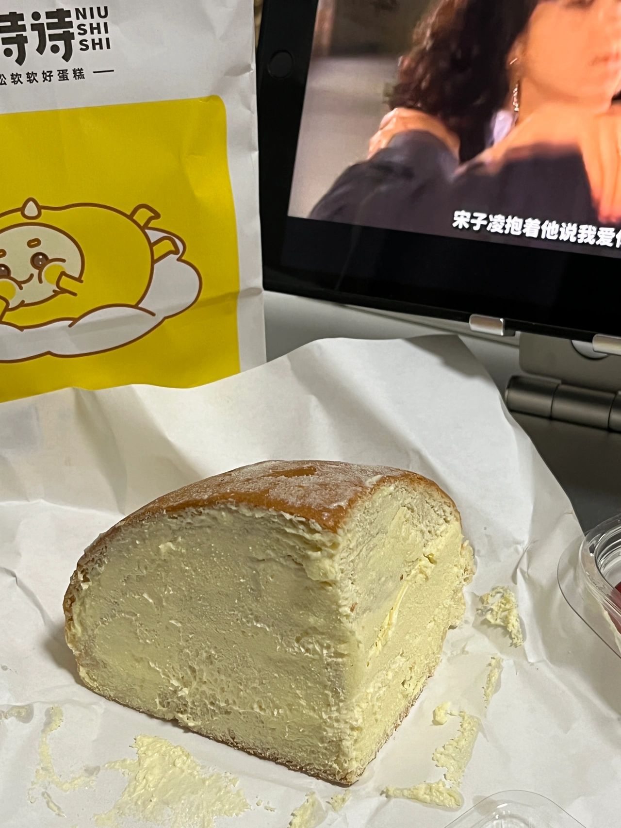 书桌笔记本奶酪包芝士棒水果饮料追剧零食(我的美食日记 )-喵神素材库