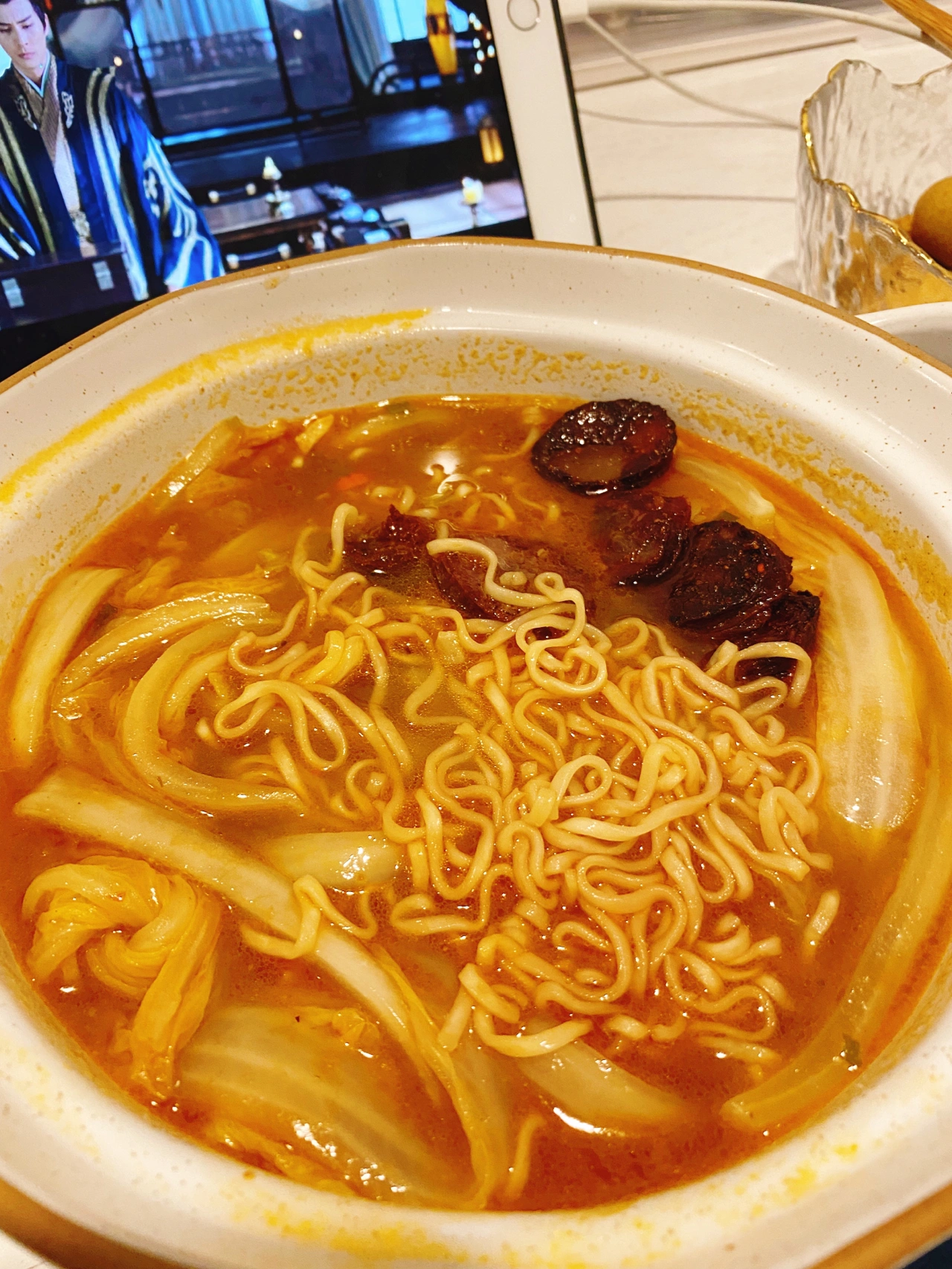 水果，芒果，自己做饭，麻辣烫，刷剧，煮方便面( ​​​对待生活，不慌不忙； 对待自己，追求质量，不依附，不高攀。 ​​​)-喵神素材库