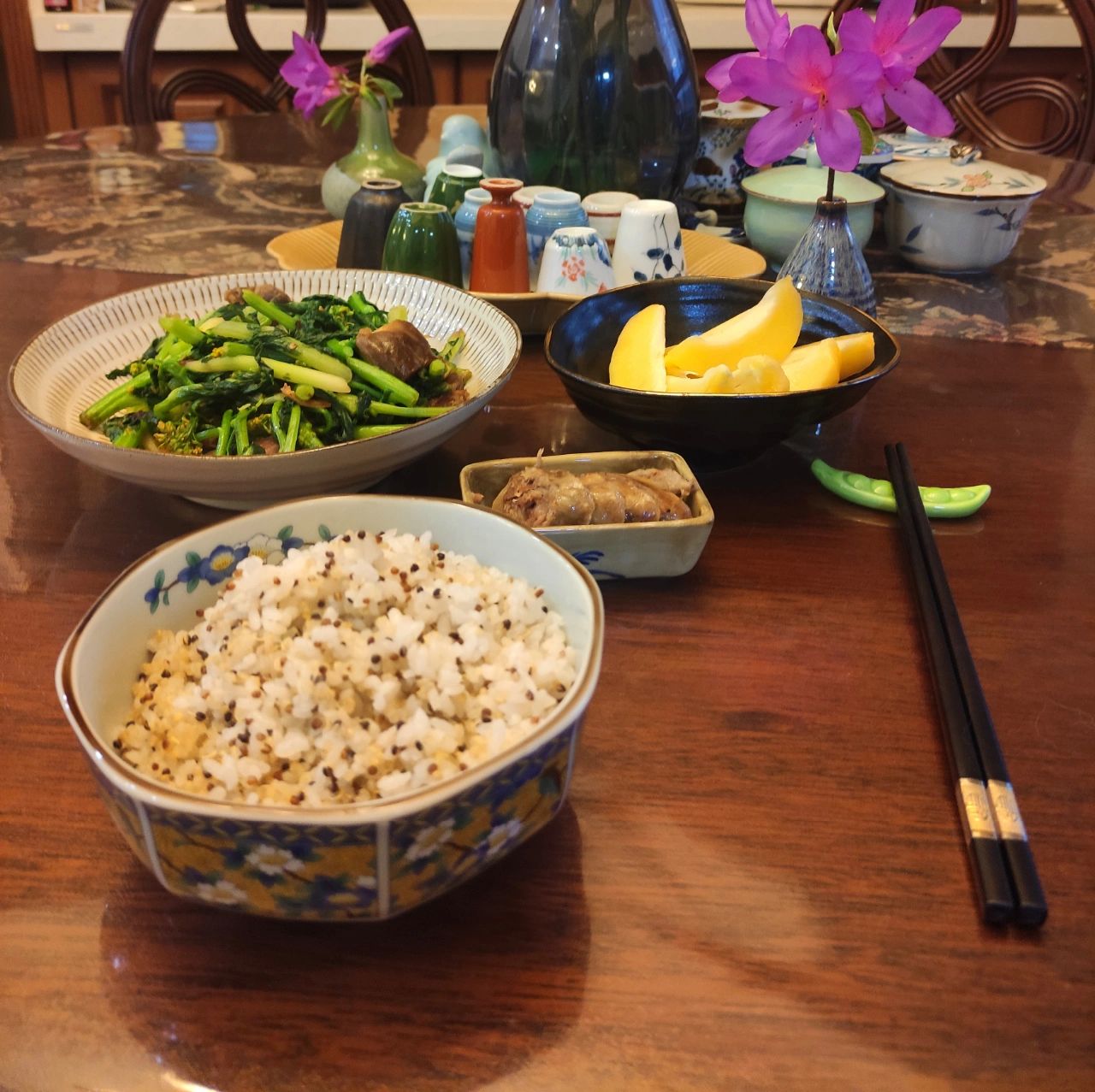 自己做饭家常菜晚饭藜麦饭鲜花水果(一人份儿藜麦饭晚餐。 )-喵神素材库