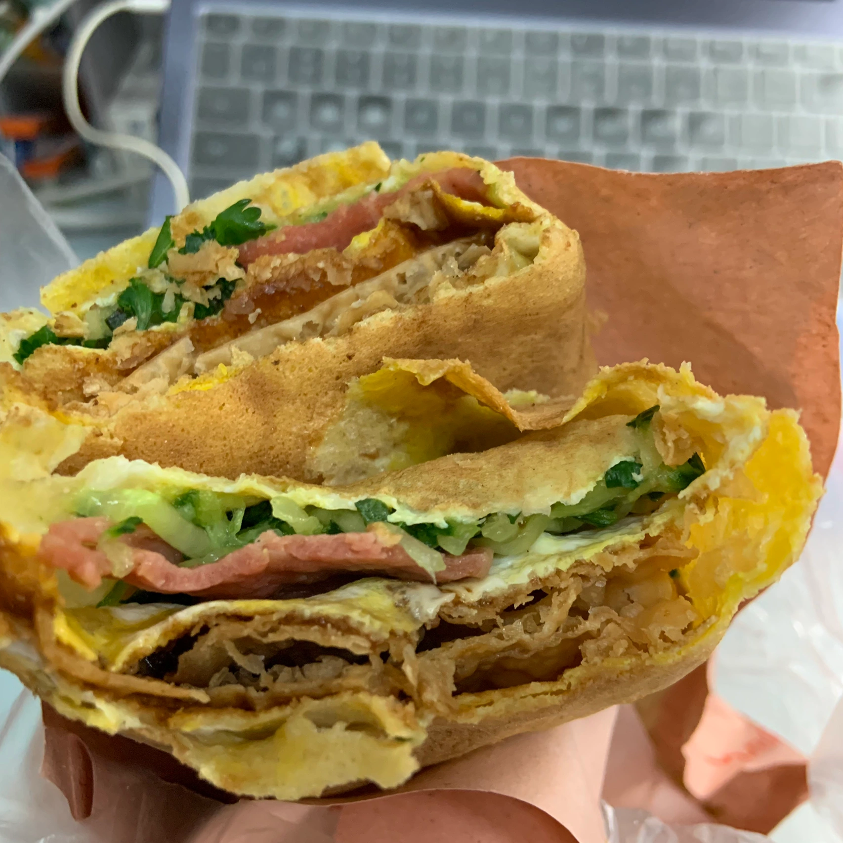 美食煎饼水果(广州的夏天真的来了好热啊每天都不想正经吃饭今天来点加青瓜和培根的煎饼果子！感觉有点干叫阿姨切块西瓜)-喵神素材库