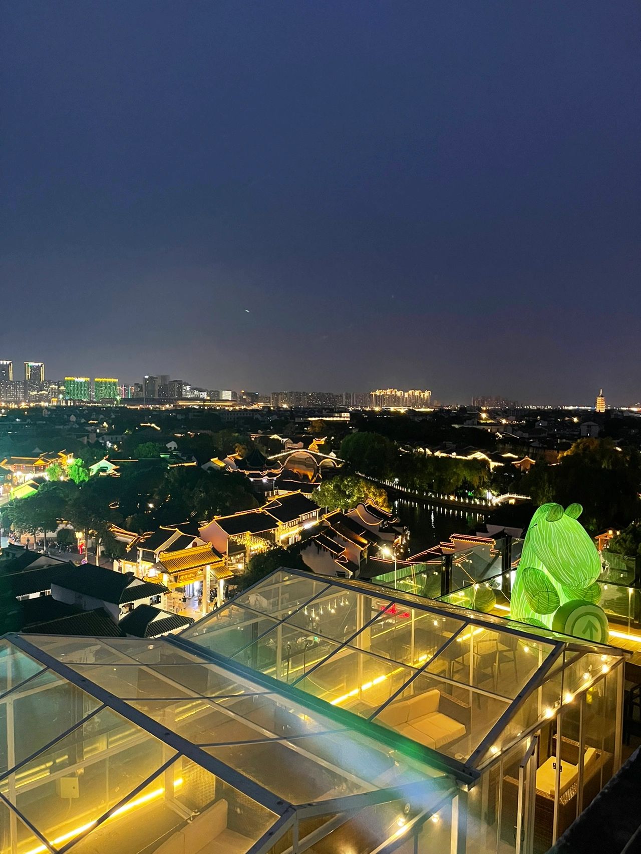 晚上灯光夜景喝酒啤酒水果(顶楼视角 )-喵神素材库