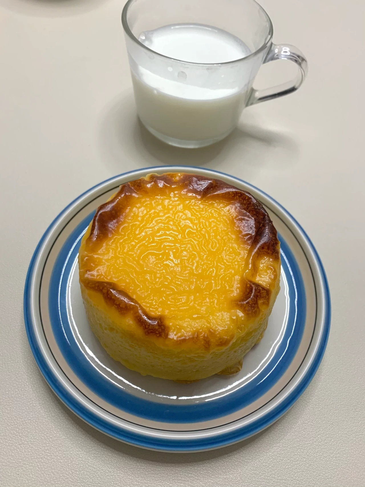 早餐美食面包水果牛奶煎蛋水煮蛋(久违的早餐分享来啦\\t好利来黄金乳酪蛋糕热牛奶 )-喵神素材库