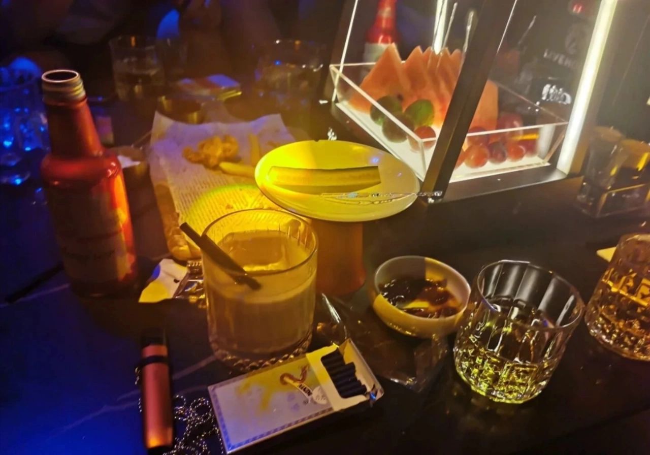 酒吧喝酒聚会水果(早安， 晚安，不如前任入土为安。)-喵神素材库
