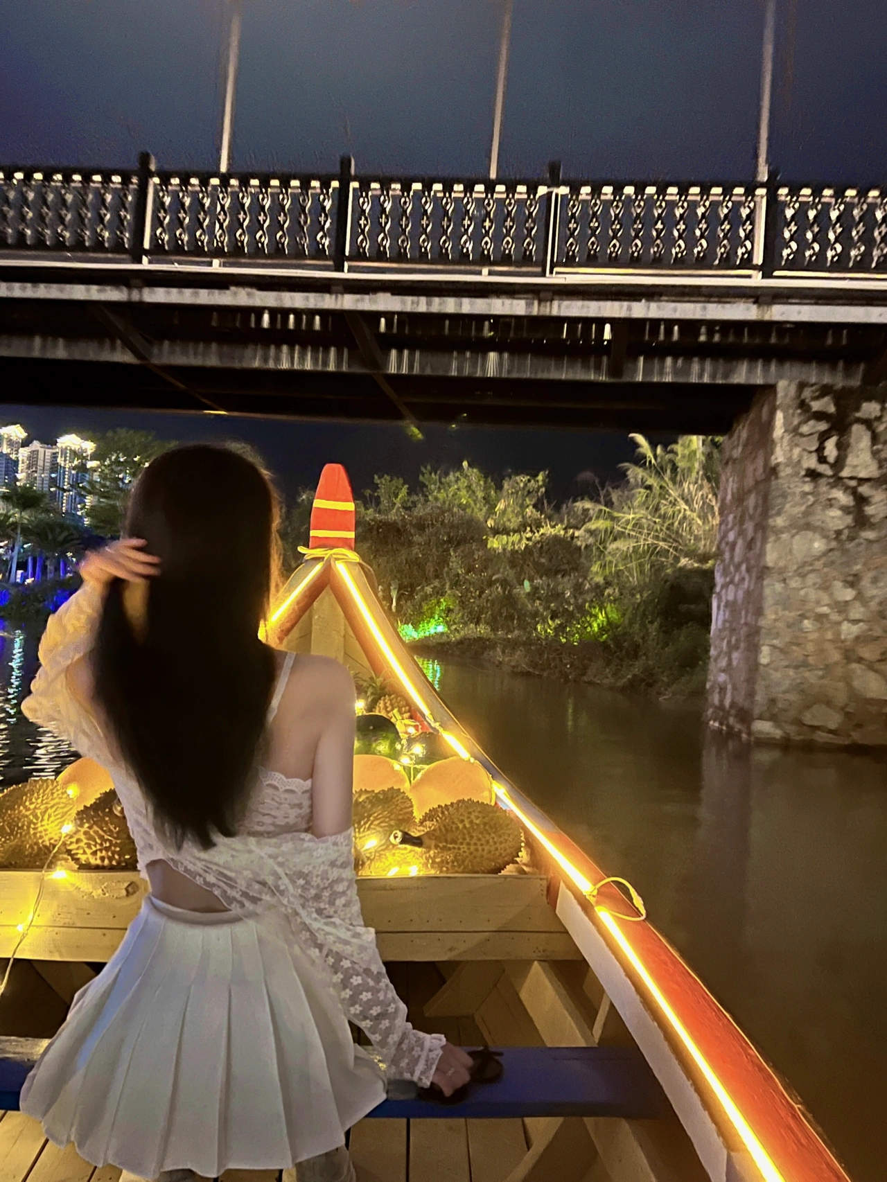 2西双版纳水果船旅行晚上夜景背影(西双版纳星光夜市的水果船)-喵神素材库