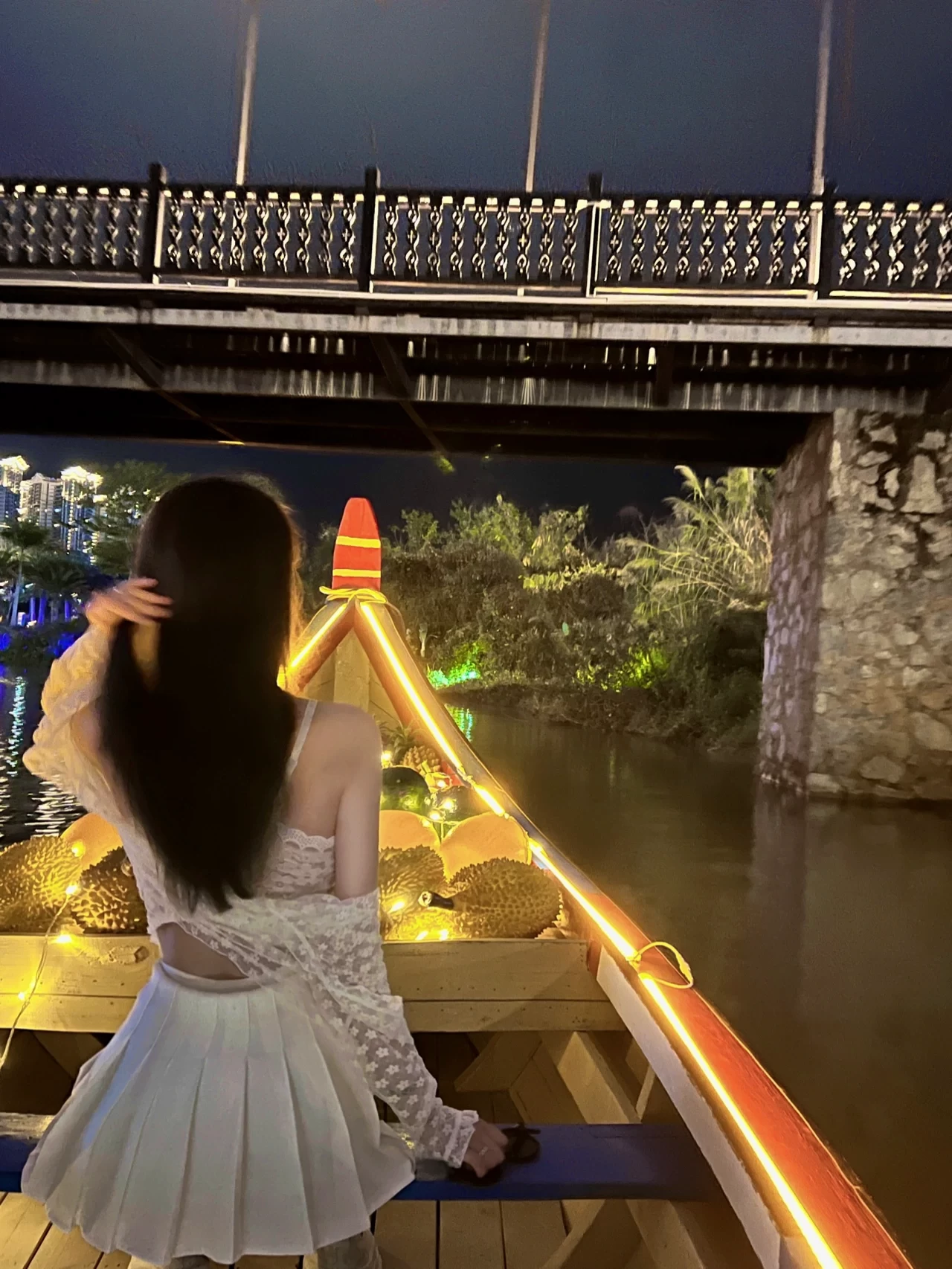 2西双版纳水果船旅行晚上夜景背影(西双版纳星光夜市的水果船)-喵神素材库