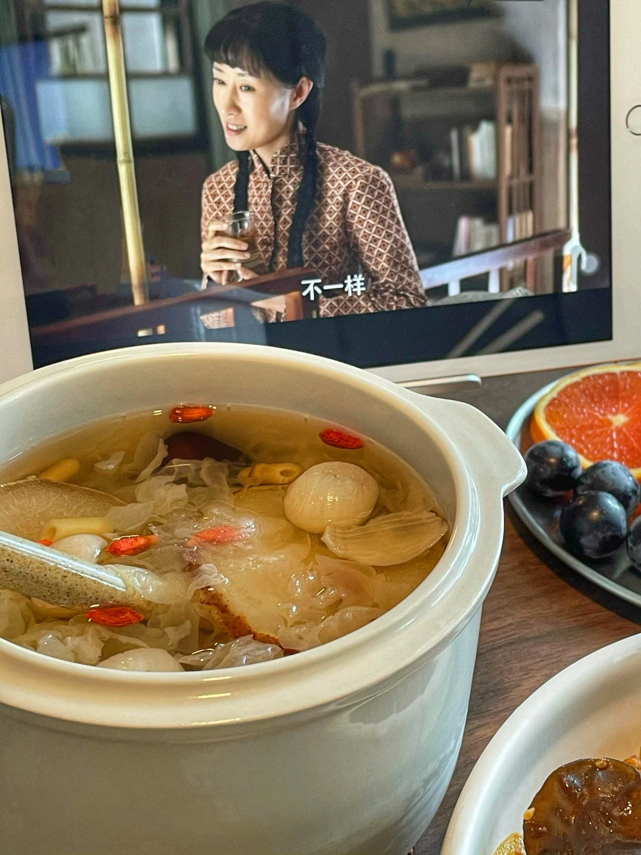 午餐家常菜麻辣拌红枣银耳羹水果美食追剧(姐姐对葛老师说请喝茶茶，那是她的教养和礼貌 不是被人用来消遣的啊！安欣听到这话肯定心里不舒服了。)-喵神素材库