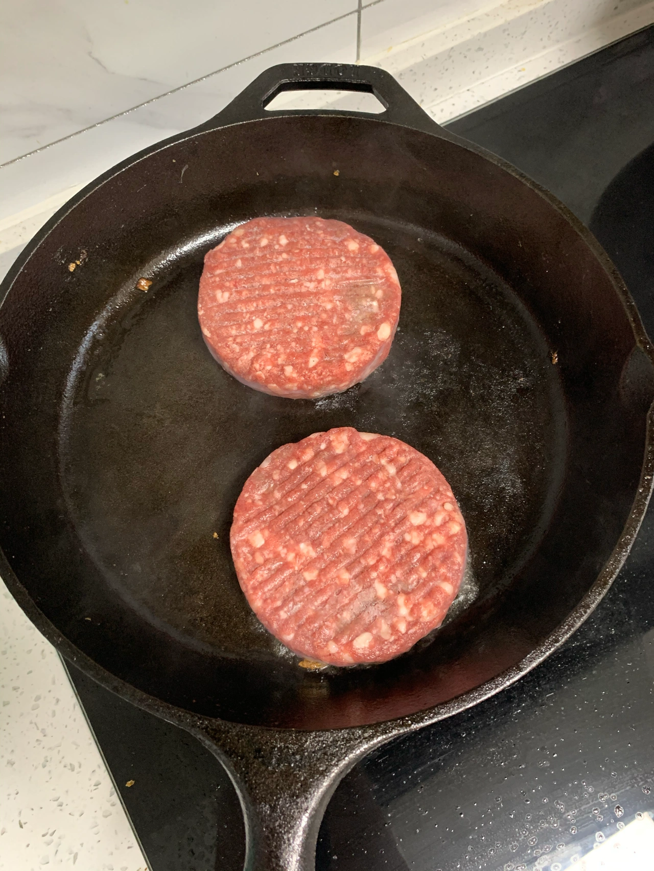 早餐美食面包水果牛奶煎蛋水煮蛋(牛肉饼煎熟汉堡烤一下加入生菜煎蛋芝士片和蜂蜜芥末酱完成✅  )-喵神素材库