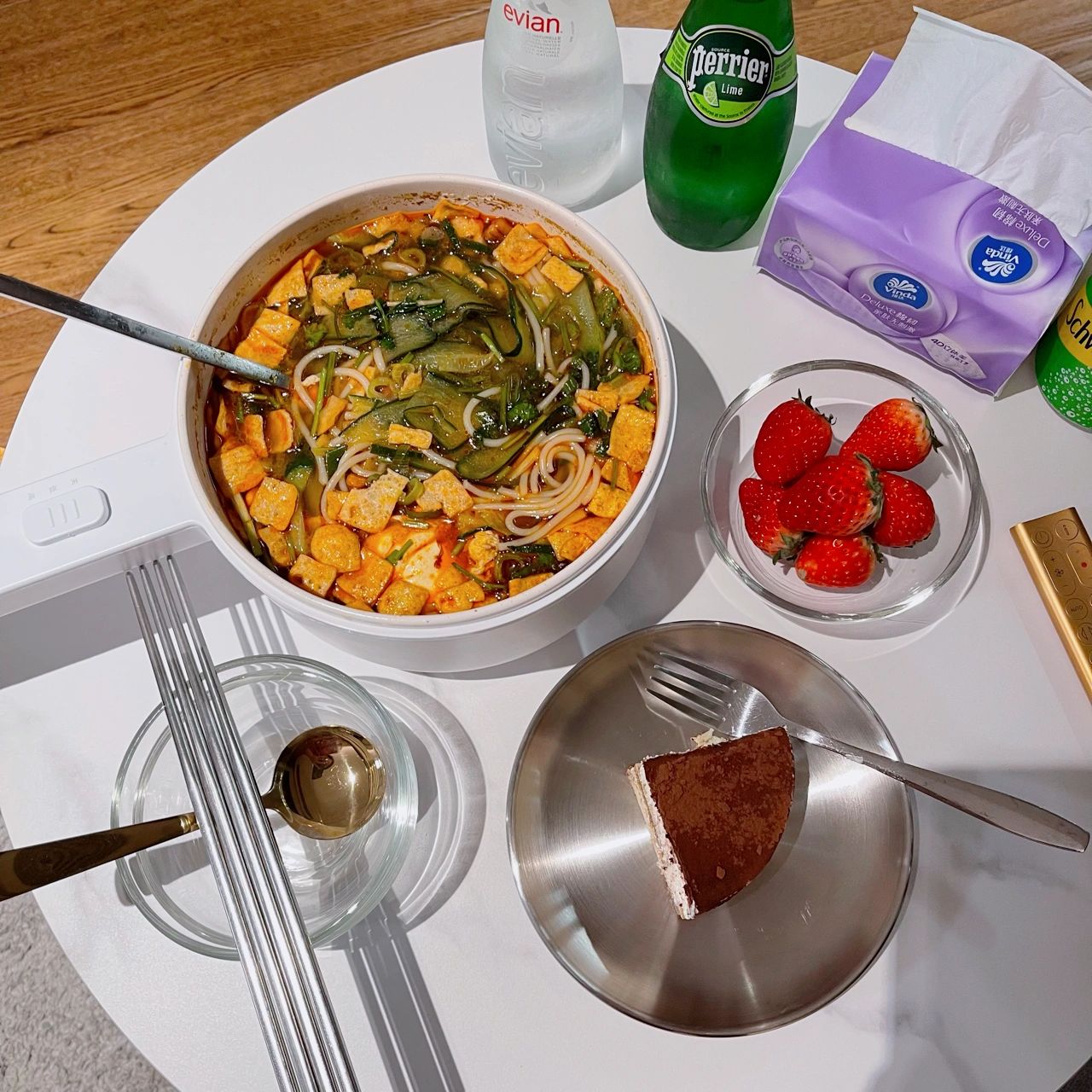 蛋糕水果螺蛳粉饮料夜宵追剧 (宵夜螺蛳粉 )-喵神素材库