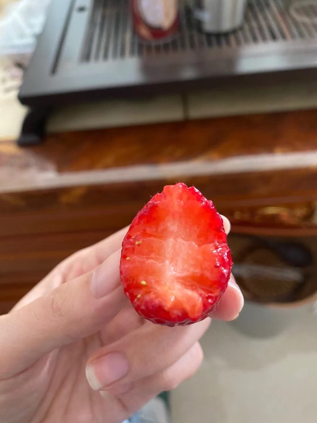 水果草莓(我的香蕉草莓是18年我入坑那年，籽播了章姬得来的，其间也从好几个商家那里买过苗但都不对版，最后还是决定留我自己传承下来，口感软糯香甜，就是皮比较薄 )-喵神素材库