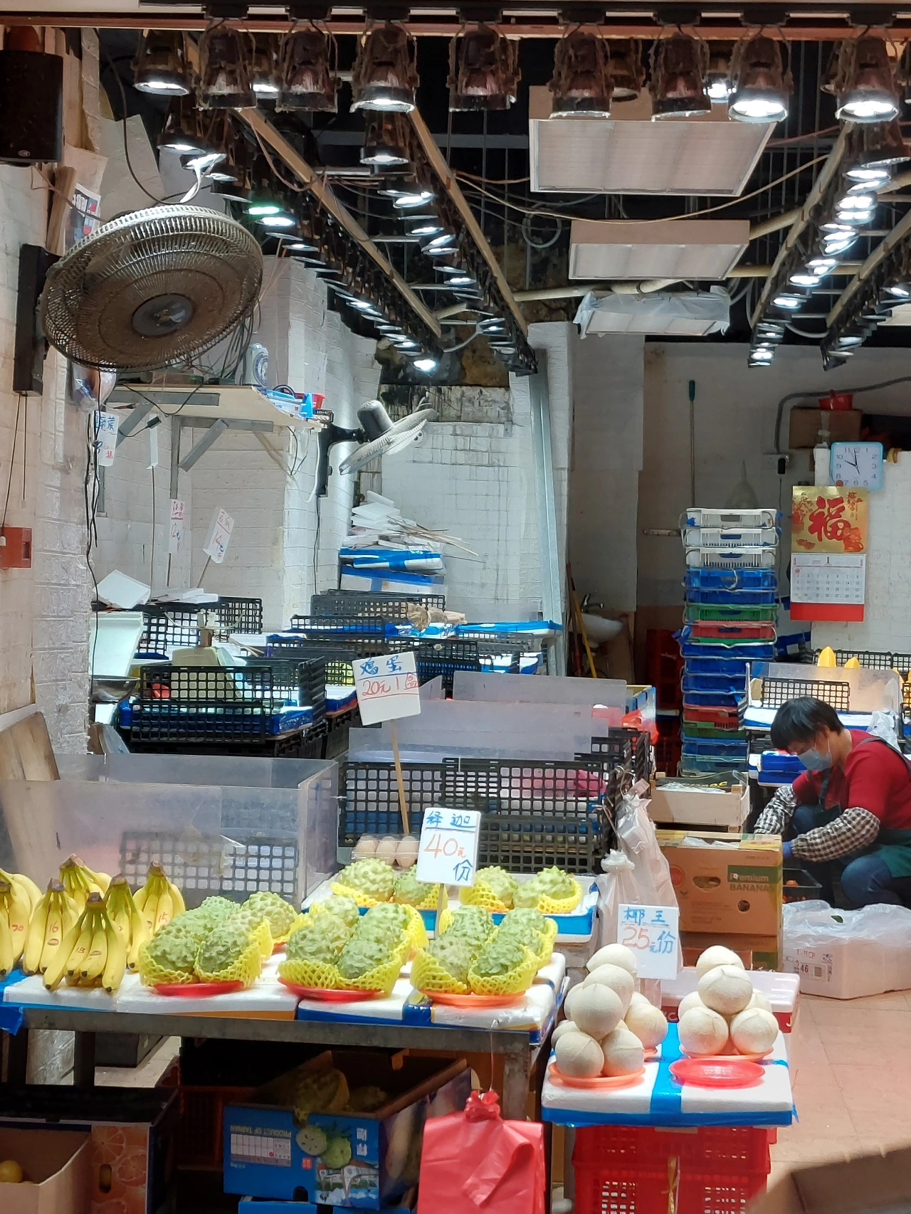 3逛街购物水果商铺香港深水埗(在疫情蔬菜涨价很高情況下它家不卖蔬菜，-旦蔬菜价格回落正常就马上进蔬菜，这两天它家只卖水果，它家水果比别家便宜还好。 )-喵神素材库