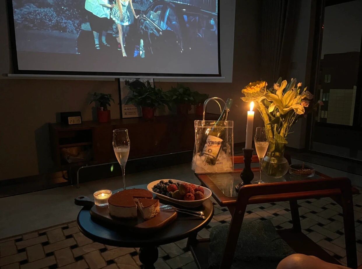 香槟水果蛋糕看电视夜晚氛围感(人在面对真正在意的事情上是不会随便的对待的。在绝大多数时候，你所感受到的冷淡、忽视、不在意，都并非错觉。”)-喵神素材库