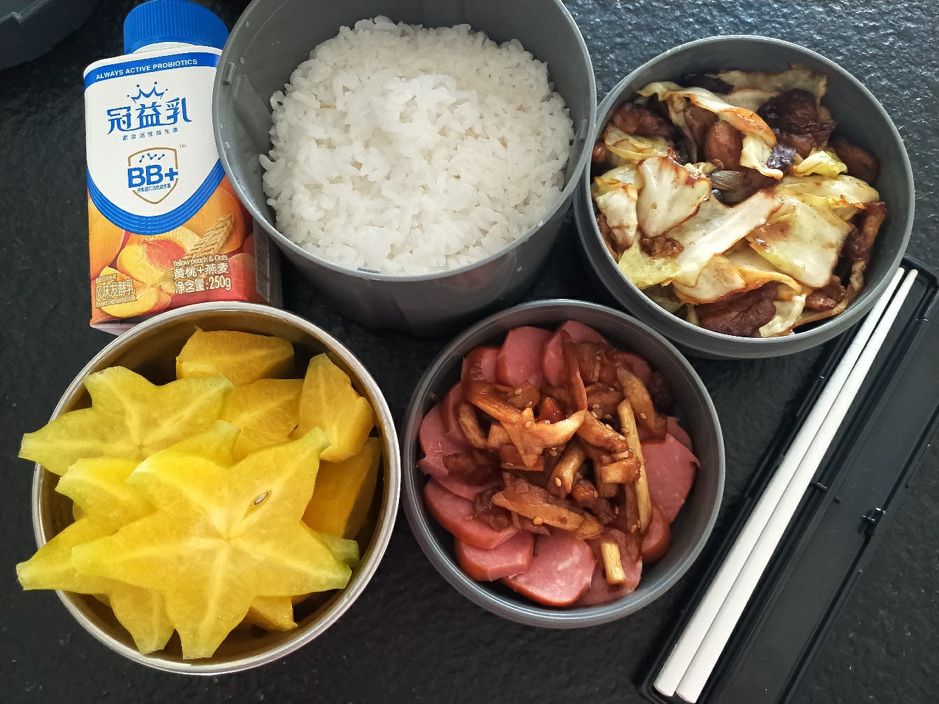 公司食堂水果杨桃饮料(妹妹说今天菜很硬，都是她爱吃滴！杨桃切这种片不好吃，还是要切成块啊！杨桃滴季节真滴好甜啊！ )-喵神素材库