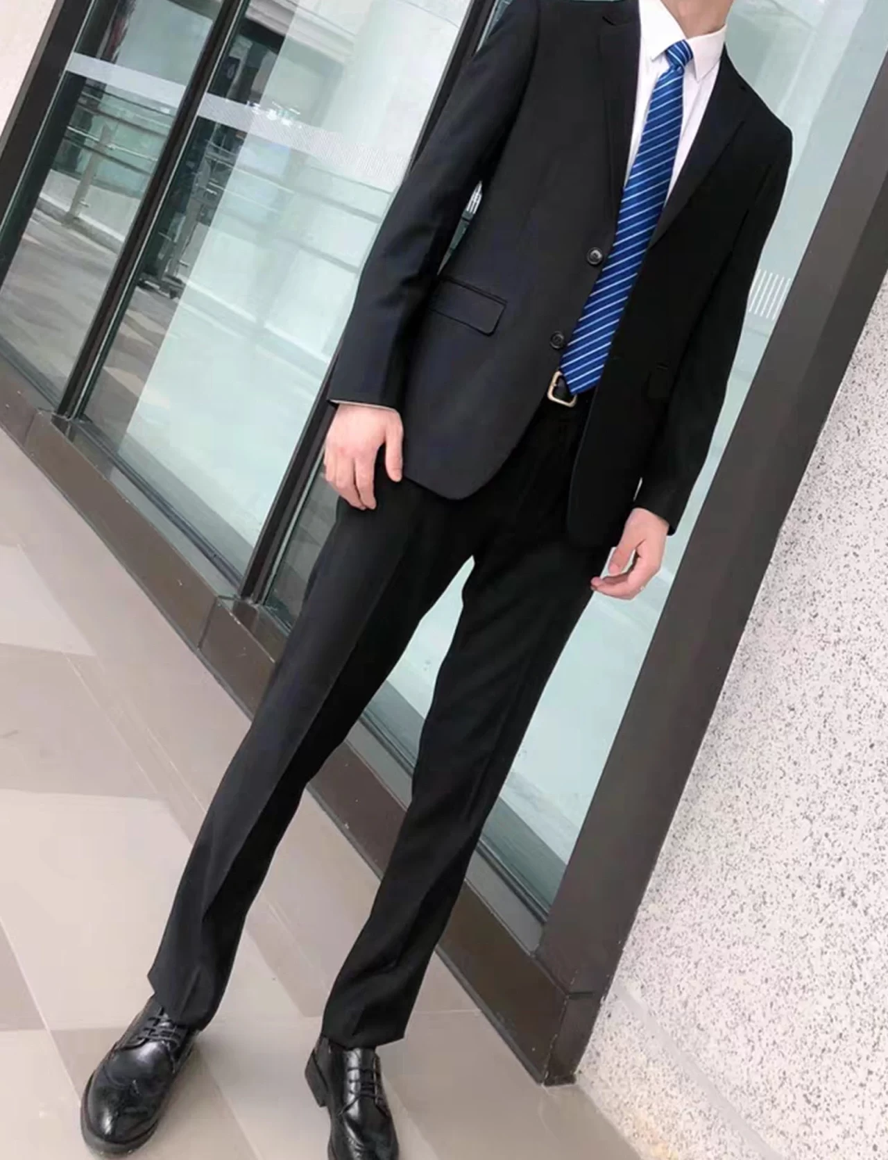 西装男身材拍照分享穿搭职场(开始工作之后就有了越来越多的应酬，每次奔波在各个场合都不可避免穿正装)-喵神素材库