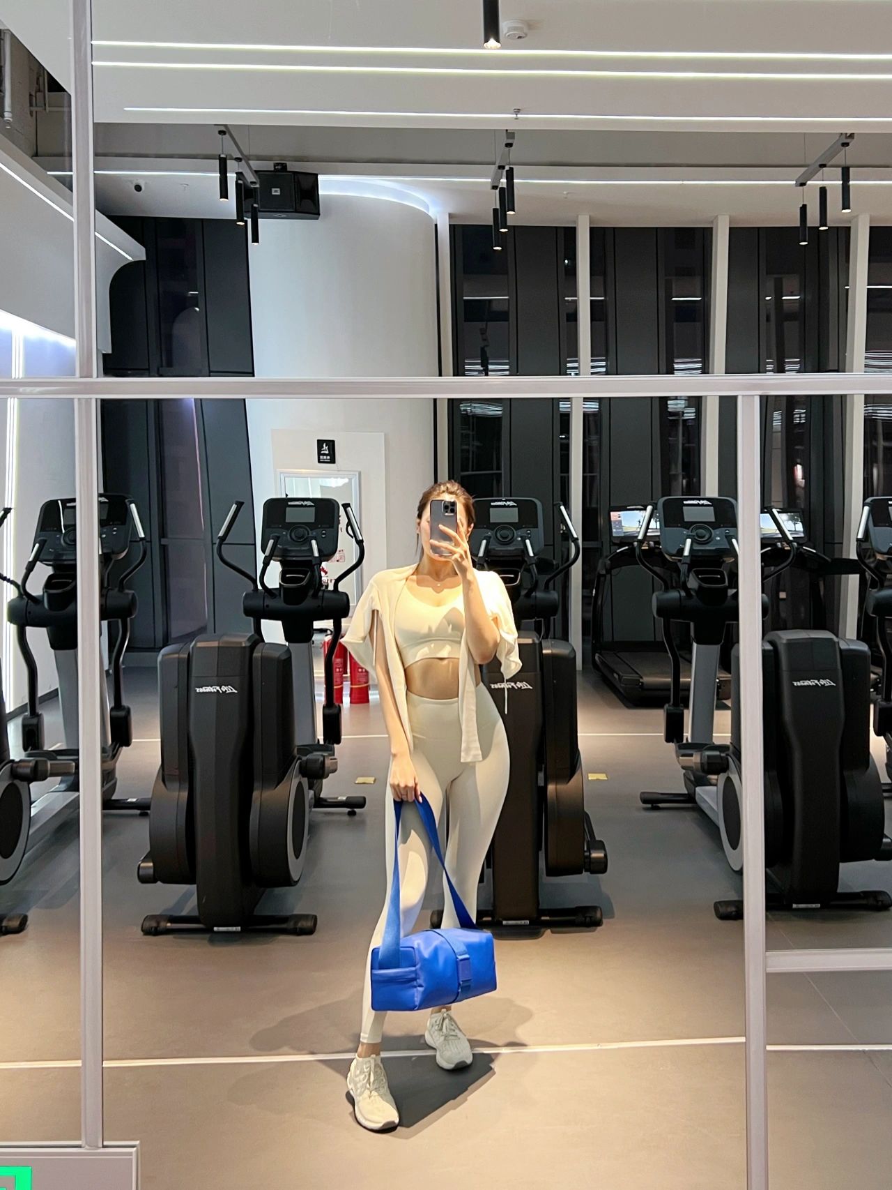 5美女健身服穿搭手机自拍alloy吐司包(爱别人不一定有回报但爱自己一定有)-喵神素材库