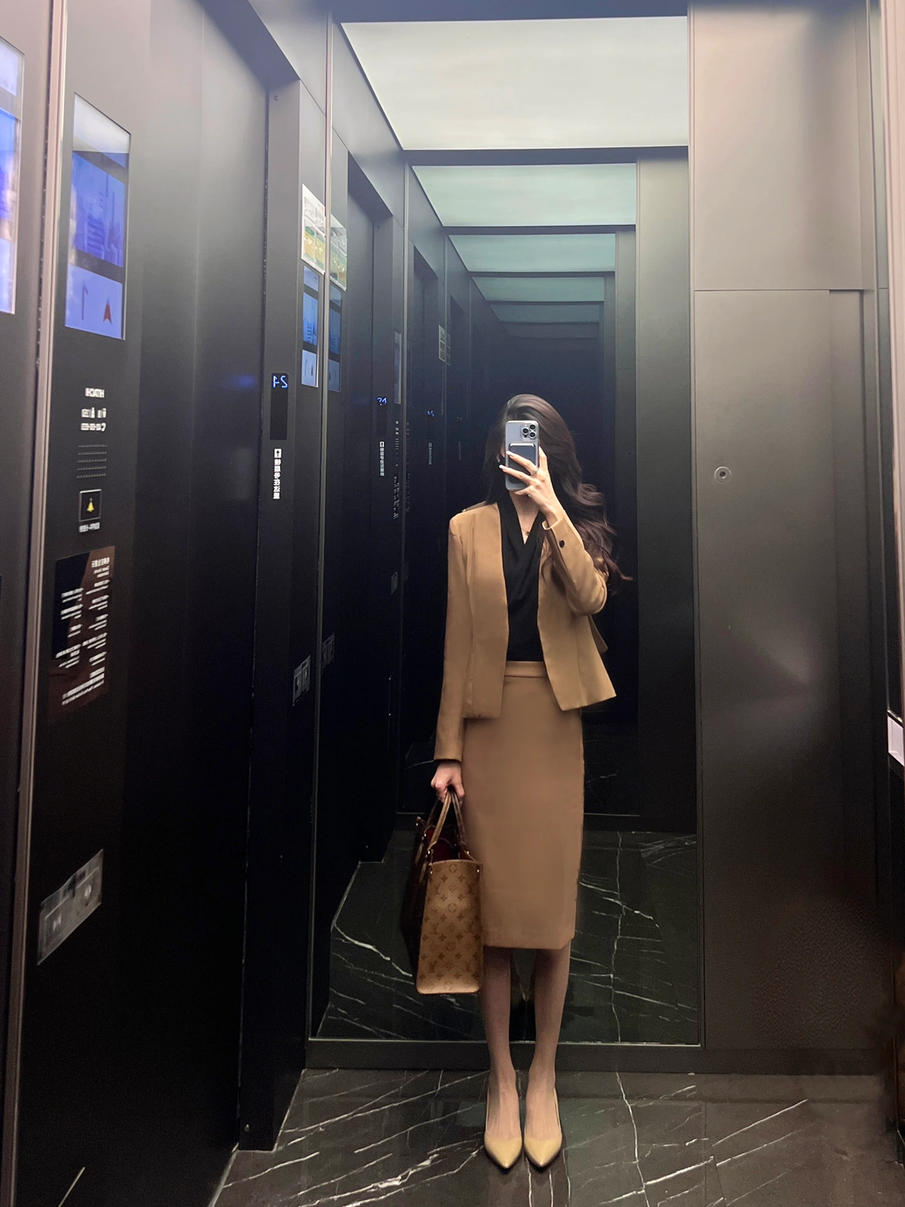 身材辣妹穿搭美女日常(今天这套深得我心领导夸我 今天看起来很专业得体)-喵神素材库