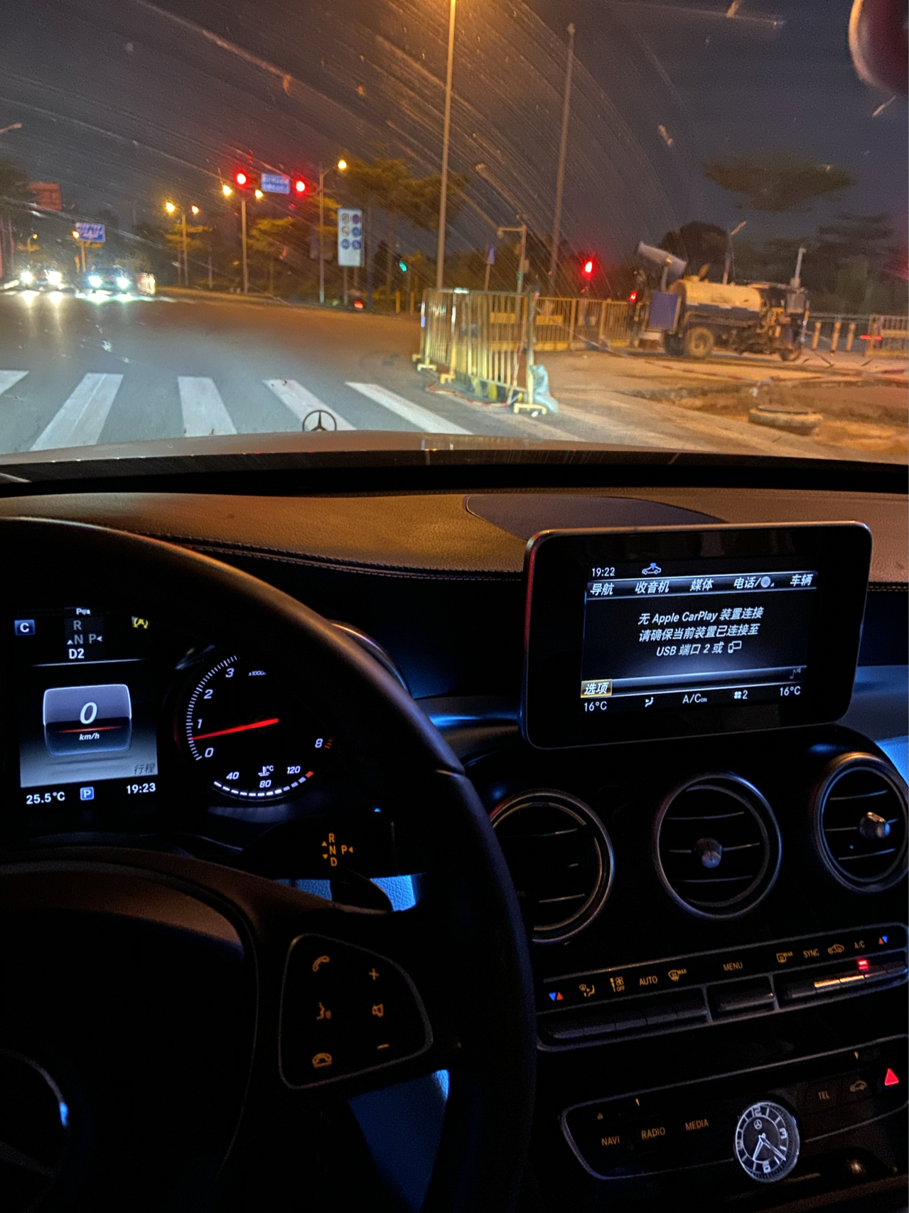 豪车奔驰宝马内饰( 奔驰的内饰跟宝马的内饰哪个更好看点)-喵神素材库