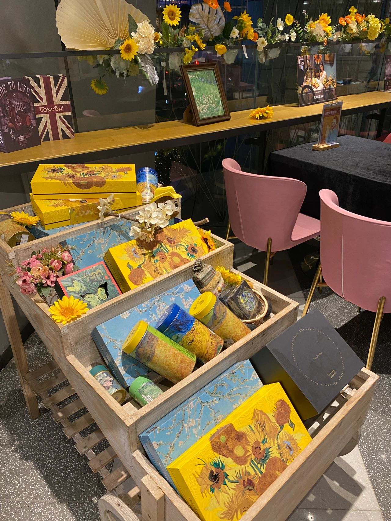 3咖啡馆探店咖啡梵高艺术咖啡馆·vanGogh Fans Café(梵高：也许有那么一天，我的画能在一间咖啡馆里展出。梵高的“向日葵”橙黄热烈梵高的“星空”湛蓝深邃 )-喵神素材库