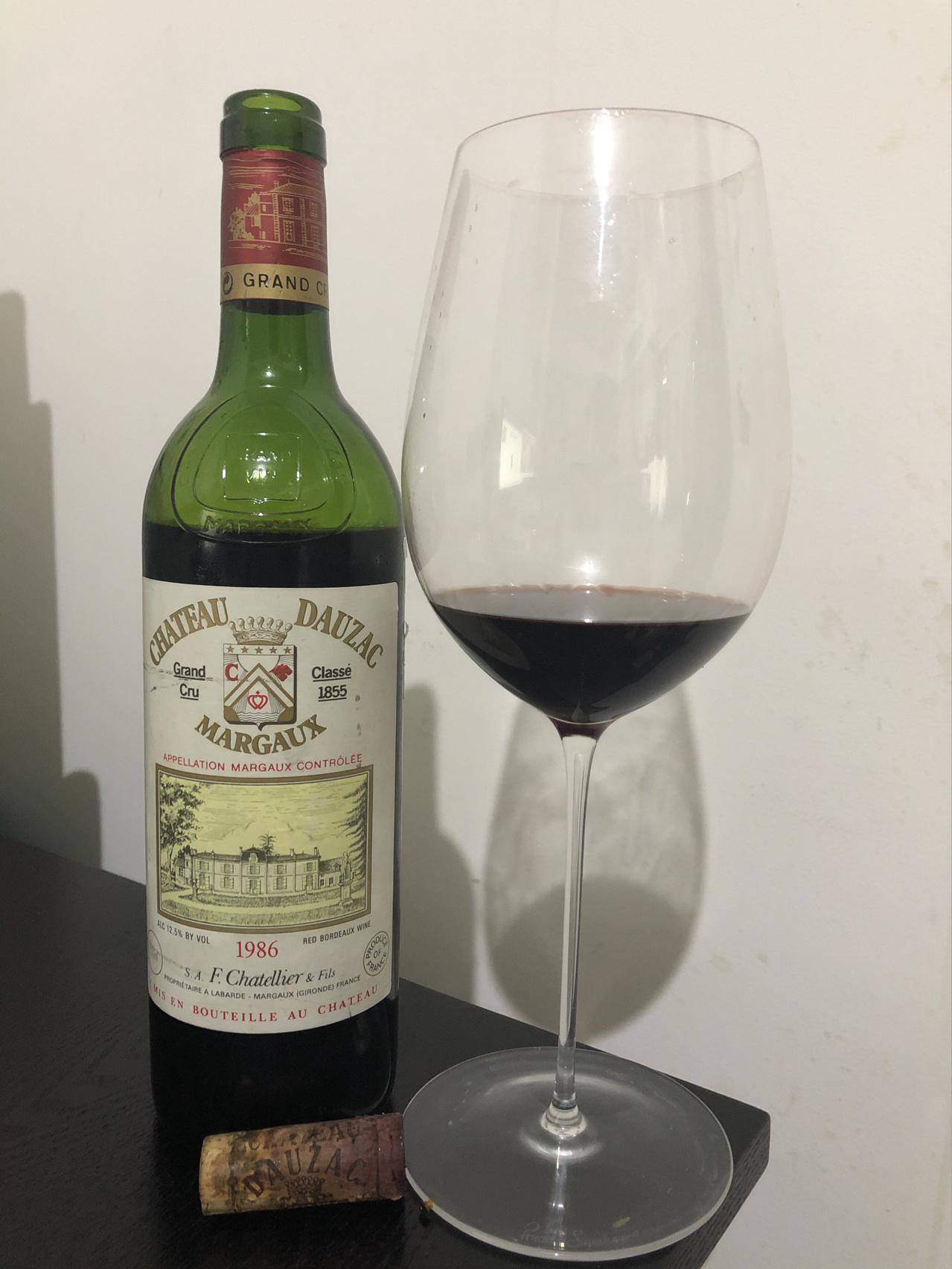 5酒红酒葡萄酒酒杯品酒(我们都在人生的单行道上孑然独行，或许受苦，或许疲惫，但爱的微光总在记忆的最初，纵使太阳和星月都冷了，也有一股温柔的力量，从故乡的群山间超拔而出，温暖你心。)-喵神素材库