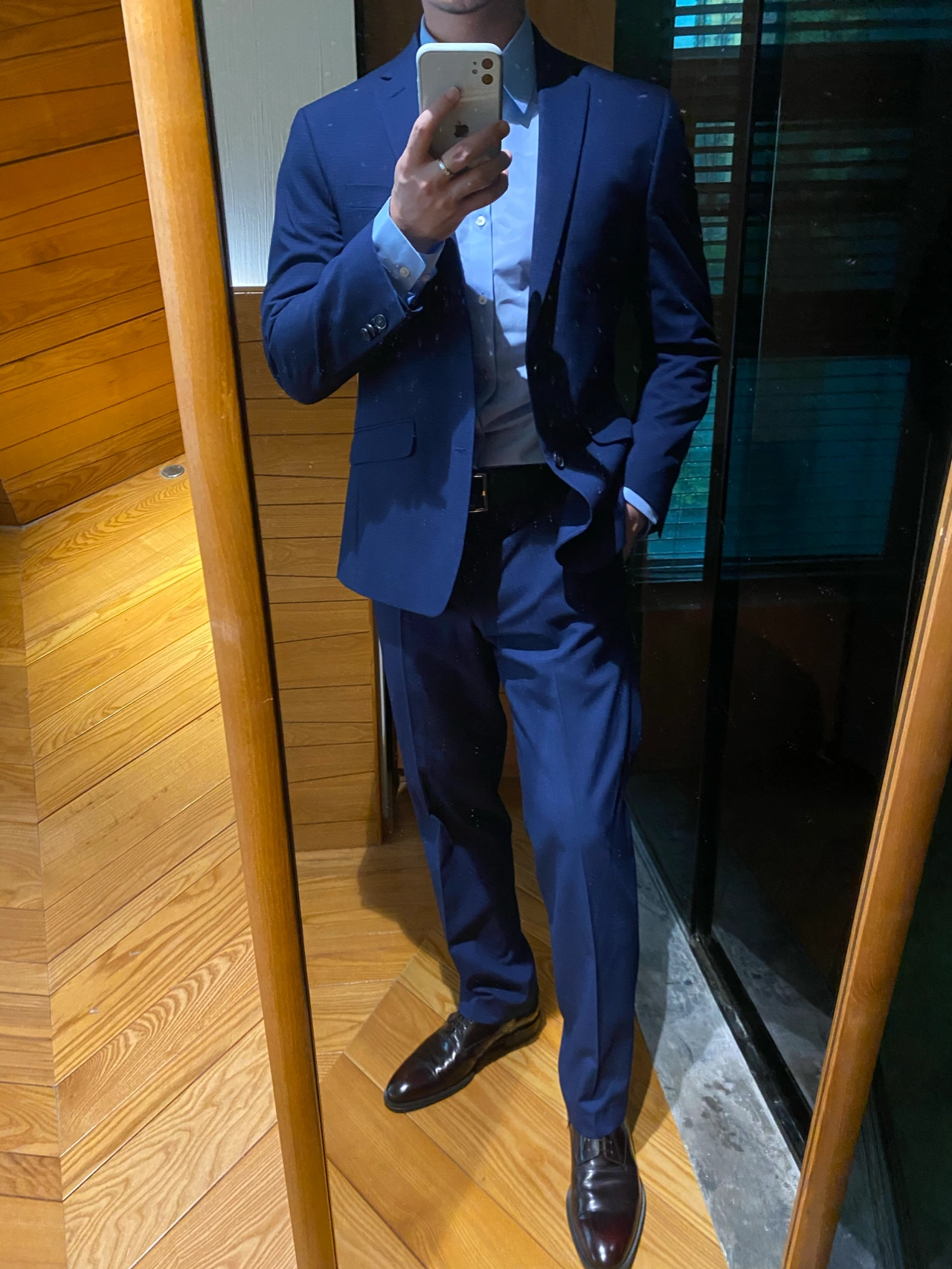 西装正装西服礼服皮鞋自拍(不都不承认穿西装的男生都很帅)-喵神素材库