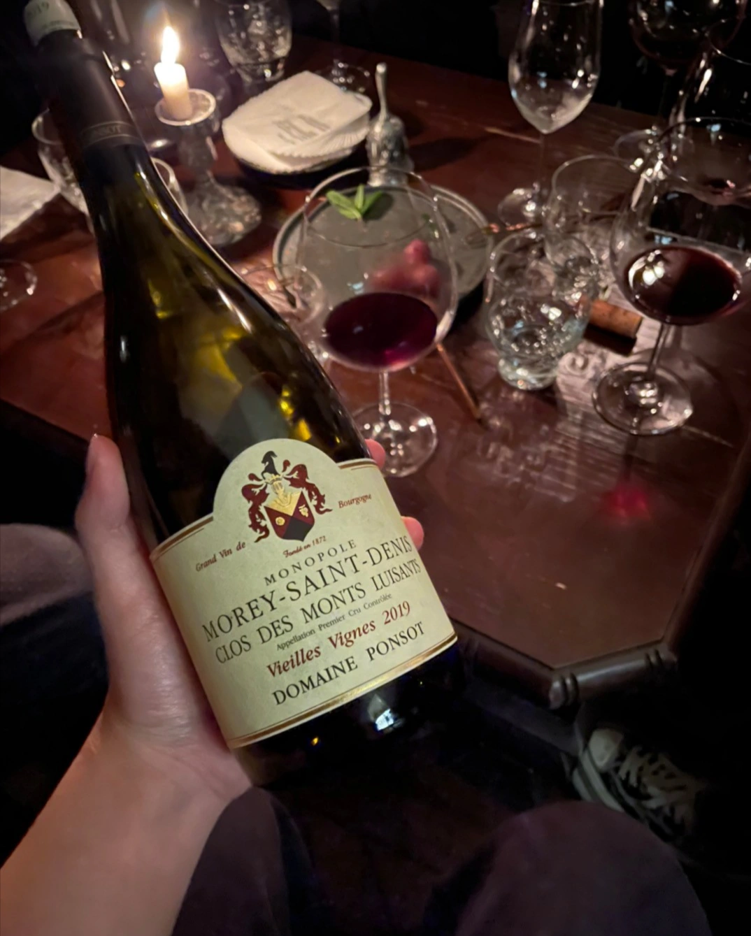 酒酒杯烛光品牌上档次(人，是不可能完美的。优点在哪里，缺点就一定在哪里。比如，你的优点是英雄气十足，缺点就可能是为了朋友两肋插刀，不顾家庭和工作；你的优点是温柔暖男，缺点就可能是遇到生命危险时，扔下老婆自己先跑了；你的优点是做事认真仔细，缺点就可能是格局太小，亲力亲为，当不好领导；你的优点是忠厚老实，缺点就可能是做人太实在，对人不设防，经常被算计；你的优点是高大帅气，缺点就可能是桃花太多，一个接一个，每个都不长久；你的优点是处事谨慎，缺点就可能是过于谨慎，不相信新事物，赚不到大钱；你的优点是喜欢看书，缺点就可能是书生气太重，万事都信书，成了书呆子。记得《神雕侠侣》里，情花毒的解药，就长在情花旁边，既相爱，又相杀。所以，凡事都有两面，就像我们自己，有时喜欢安静地喝茶看书，有时又喜欢狂野地唱歌蹦迪，喜欢什么并无对错，只要善加利用自己的喜好，把喜好变成自己的优势，把优势变成赚钱的工具，就会一生快乐无忧！ )-喵神素材库