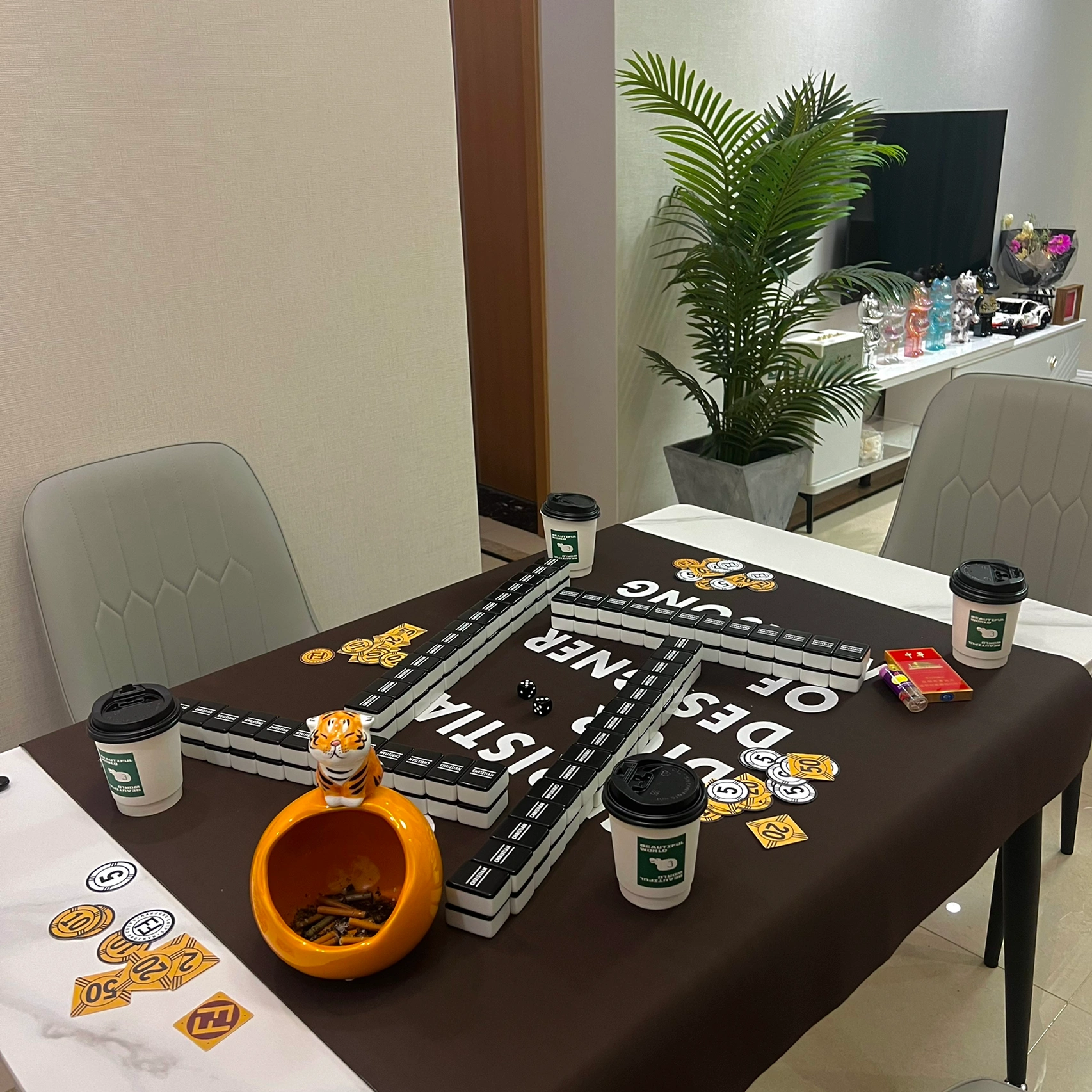 麻将饮品烟灰缸小龙虾啤酒聚会(和朋友在家打迷你麻将累了 点了6斤龙虾 干冰啤酒 简直不要太爽 )-喵神素材库