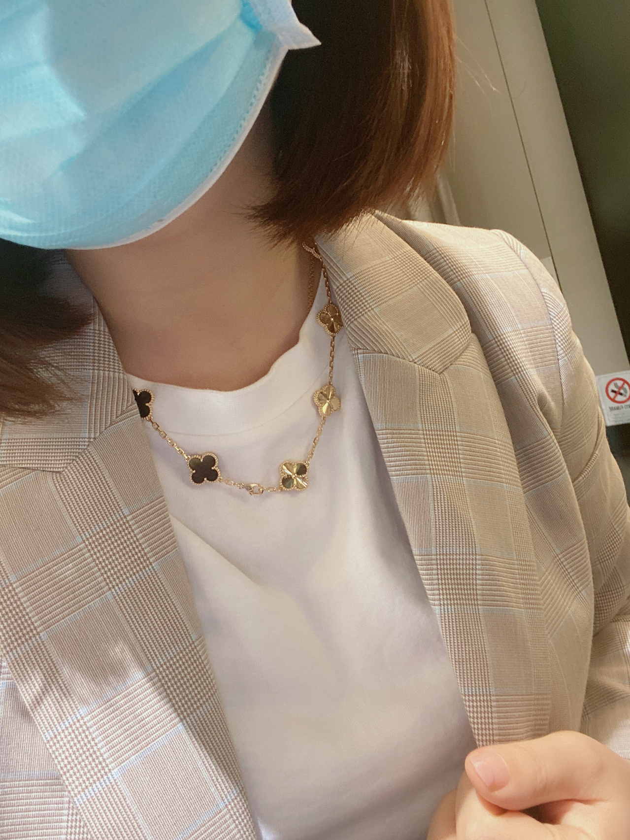 美女自拍项链戒指(有了梵克雅宝黑玛瑙系列的戒指项链，外加一条白花手链. )-喵神素材库