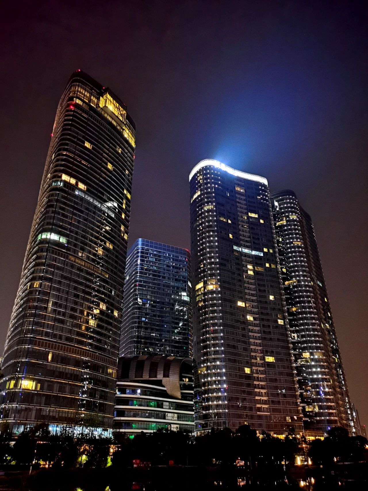 晚上灯光夜景城市建筑(人生有时可以让人看为珍贵，有时却也是可以轻如羽毛！\\t)-喵神素材库