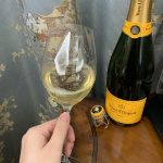 红酒酒杯夜色窗外景色听歌蜡烛(“每一个嘴上说不想谈恋爱的人， 心里都装着一个深爱的人。” )-喵神素材库