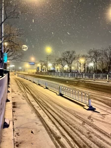 3雪景下雪冬天傍晚(本以为昨天去故宫遇到的大雪就足够幸运了！！没想到今晚的北京又有大惊喜！十点多看天气预报在下大雪，就立马换衣服出门玩雪！)-喵神素材库