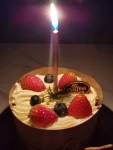 蛋糕甜品草莓蛋糕蜡烛过生日(女孩子大概对粉粉的颜色都不能拒绝草莓虽然不是粉色，却代表粉粉嫩嫩的心情吃到草莓就很开心，心情可以媲美小孩子吃到糖吃一次开心一次)-喵神素材库