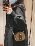 包品牌潮流风衣穿搭自拍猫(店里人还是挺多的，因为新开业调来很多包，有的都只有一只。在小硬饼和琴谱之间犹豫了一下，最后选择了前者～外观比较洋气，虽然小，但是容量尚可，放下粉饼口红车钥匙还是ok！)-喵神素材库