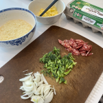 2在家自己做饭蛋炒饭厨房猫咪宠物(原本晚饭计划做辣椒炒肉的奈何逛超市的时候买了超市的寿司)-喵神素材库