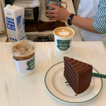 2三里屯咖啡店咖啡甜品拍照打卡下午茶(门口的外摆位置有欧洲街头的复古感，坐外面晒太阳喝咖啡拍照一定很舒服～)-喵神素材库