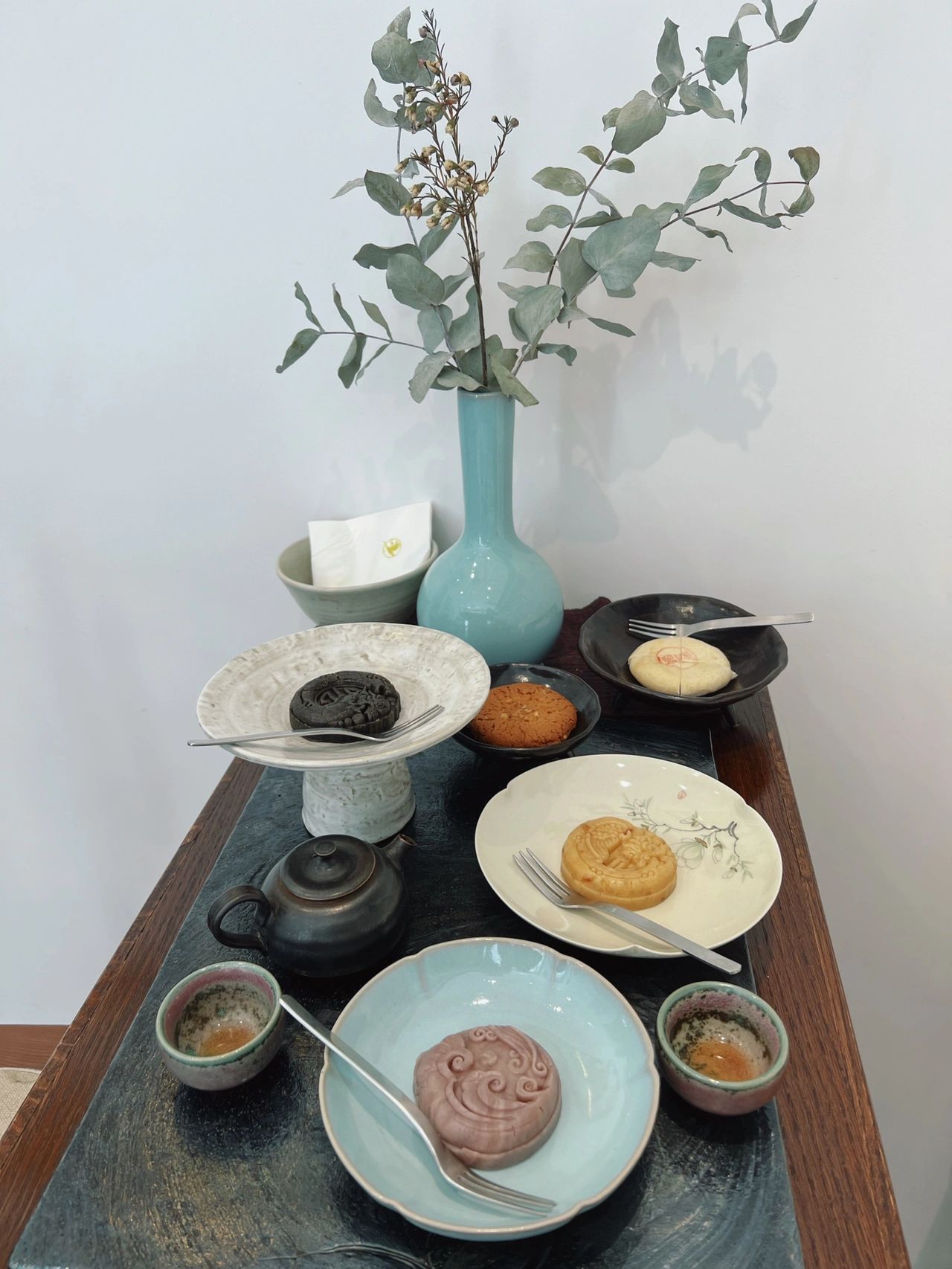 美食月饼甜点甜品餐具下午茶氛围感(甜品压花图腾是祥云和鲤鱼， 内馅味道丰富)-喵神素材库