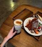 下午茶甜点甜品饮品(玫瑰味没喝出来 倒是焦糖糖浆的味道 但是 加了肉桂粉第一次喝这种 带肉桂粉的奶咖  好喝！ 肉桂我喜欢 )-喵神素材库