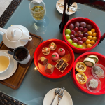 美食下午茶西湖景色下雨荷花(好不喜欢下雨天呀，下午茶在西湖宾馆湖旁，如果不下雨还可以在外头散散步。 )-喵神素材库