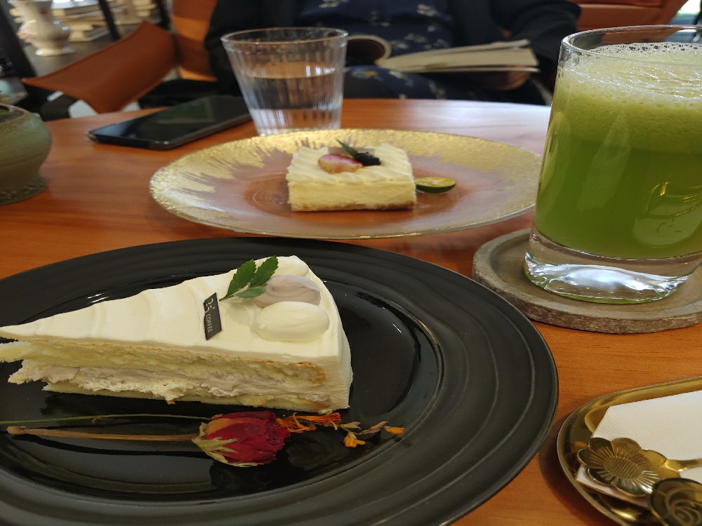 下午茶甜点甜品氛围感咖啡(一家藏身在高档小区旁边的咖啡店，朋友带我过来喝下午茶。 )-喵神素材库