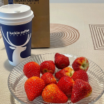 3下午茶瑞幸咖啡草莓(感觉咖啡真的可以抑制食欲 每次喝完都不想吃东西了 又能减肥 真好)-喵神素材库