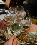 红酒葡萄酒美食饭店闺蜜(Oyster Bay耗湾 长相思和名字一样，适合搭配生蚝)-喵神素材库