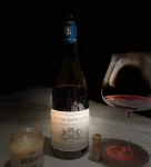 8红酒葡萄酒美酒品酒(超越教科书的Reignots 恐除李白外 再难突破半分 状态异常的好 全程9小时30分钟\\t1-2小时 美式烟熏BBQ 酸度略高2-3小时 像是被炮轰过的玫瑰园 芳香四溢4-5小时 日式盐渍小鲜梅 回味悠长5-6小时 烟火褪去后清新的烟草 如梦初醒7-8小时 儿时酸枣糕 时而带着甜面酱 天真可爱8-9小时 终极胭脂和沉水香 回味无穷9-9个半 消耗殆尽 空杯残香 经久不酸\\t之前有留言问什么是好酒和一般酒@Peter)-喵神素材库