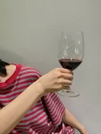 1红酒晚上手(愿你敢和生活顶撞，敢在逆境里撒野愿理想主义的少年永远不被现实招安有自己的爱好，不怕独处有自己的圈子，不怕排挤有自己的坚持，不怕误会尽量保持好奇尽量保持浪漫尽量坚持原则尽量守住初心尽量努力奋斗)-喵神素材库